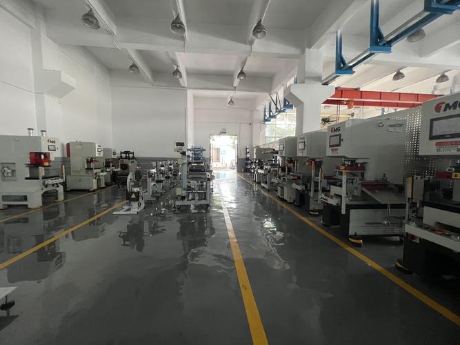 办公室零部件仓库铣床加工深圳冲床工厂门口床身加工床身注件设备喷漆